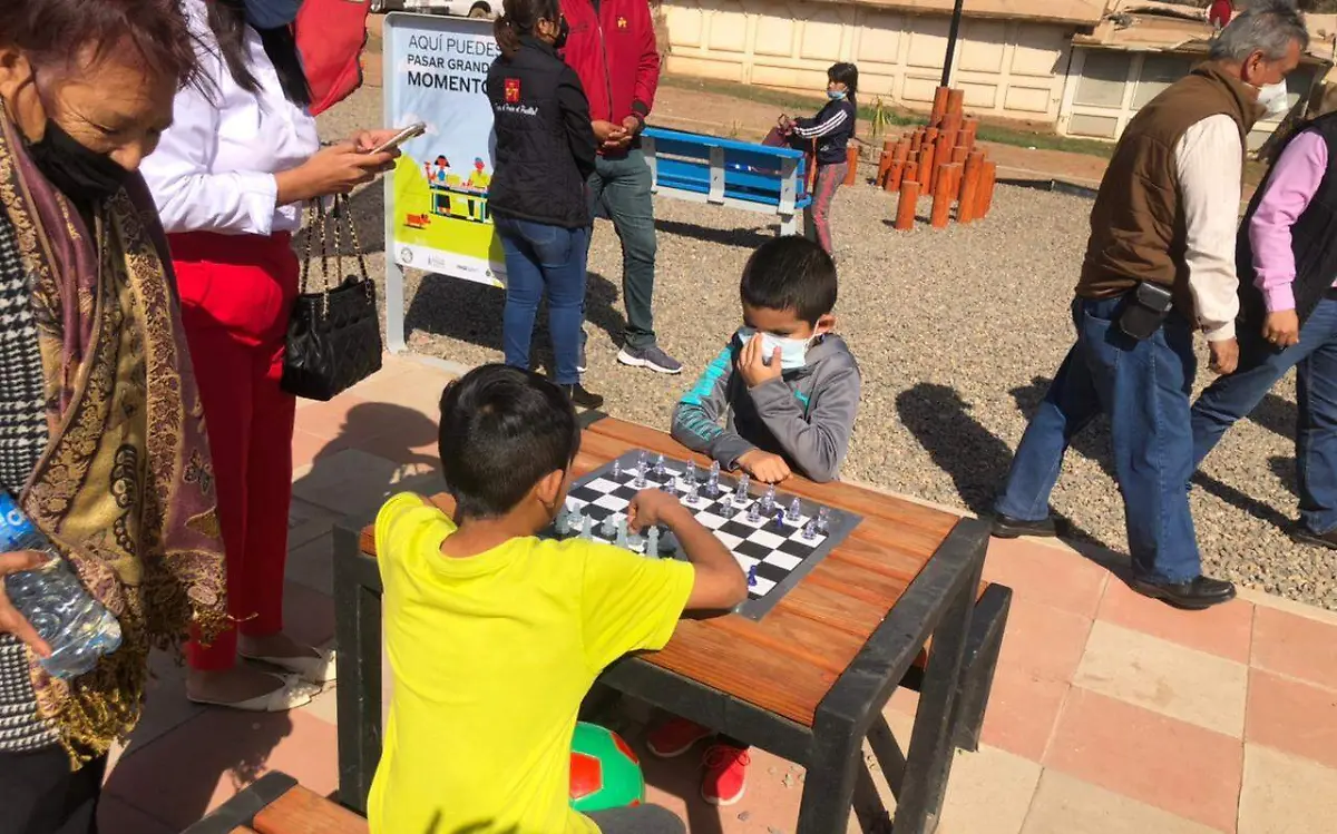 Niños jugando en bancas de parque (1)